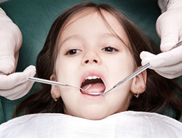Bambina rilassata sulla poltrona del dentista