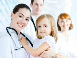 Bambina dal dentista pediatrico durante un controllo